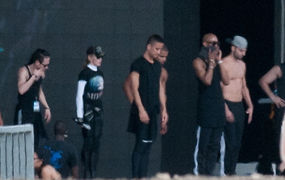 Gira >> MDNA Tour 2012 - Página 24 20120527-pictures-madonna-mdna-tour-rehearsals-tel-aviv-02