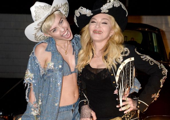 << Off-Topic >> ARTCHANTEUSE  - Página 39 20140130-video-pictures-madonna-miley-cyrus-unplugged-duet-12