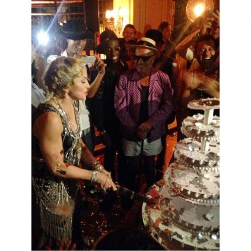 Strike a Pose >> Fotos del día a día  - Página 24 20140817-pictures-madonna-instagram-birthday-cake-500x500