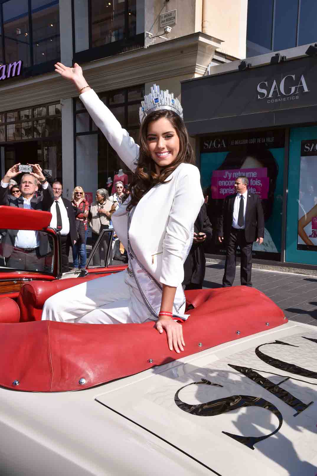 paulina - SI ASÍ RECIBIERON A PAULINA VEGA EN FRANCIA... Miss-universo