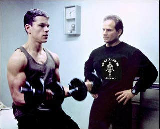 Célébrités musclées - Page 3 Matt_Damon_with_Mike