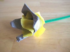 ازهار من كرتون البيض Pushed-flower-egg-carton-art-007