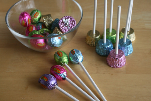  إبداعات نتيّه ♨ . . ╣ صور و دروس الأشغال اليدويّة ╔  Reeses-Easter-candy-on-a-stick