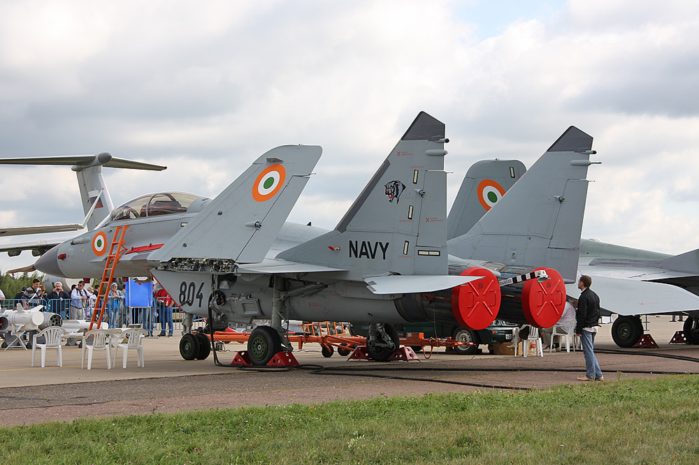 Rusia entrega a la India los primeros cazas embarcados MiG-29K/KUB. Mig29K_804_300SQ_090819