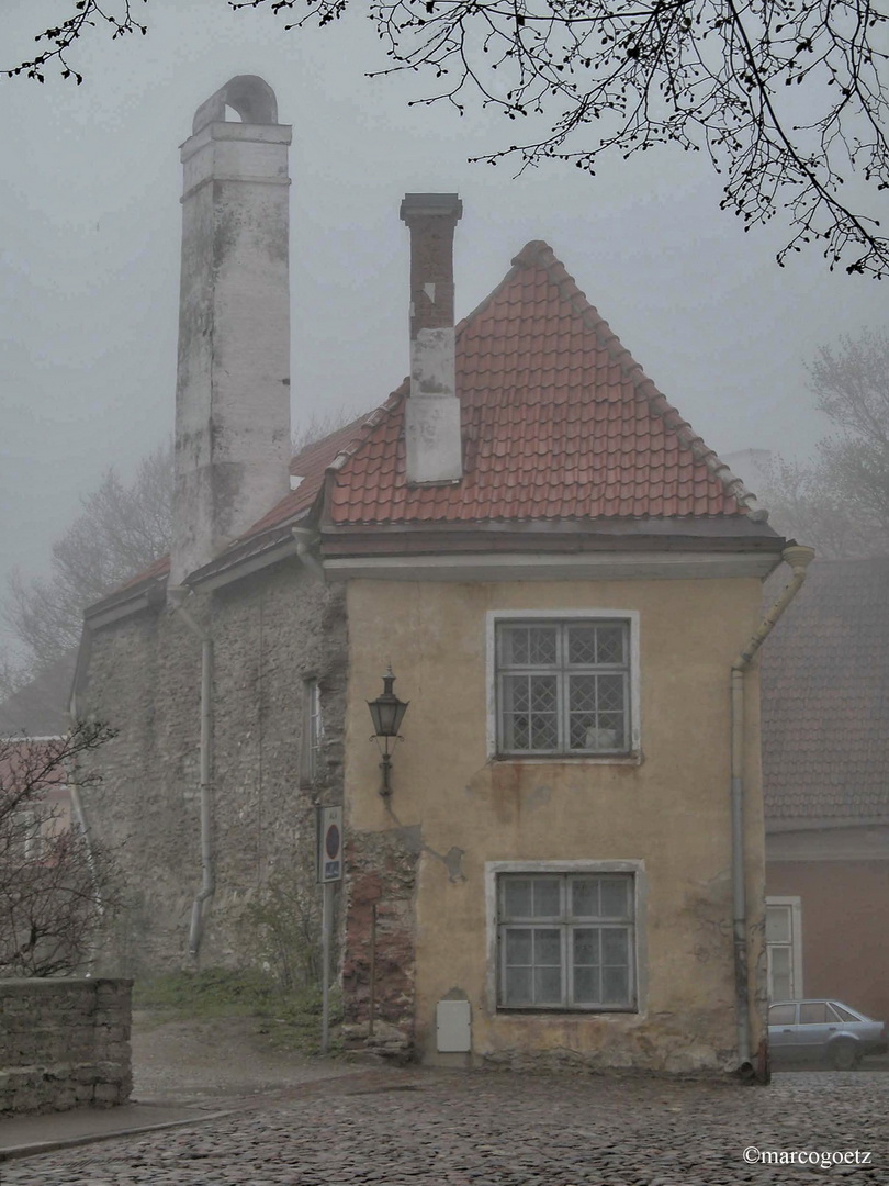 Der unheimliche Nebel des Düsterwaldes - Seite 3 Haus_im_nebel_tallin_estland