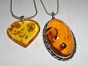 خامات . معادن . صخور Amber.pendants.800pix.050203