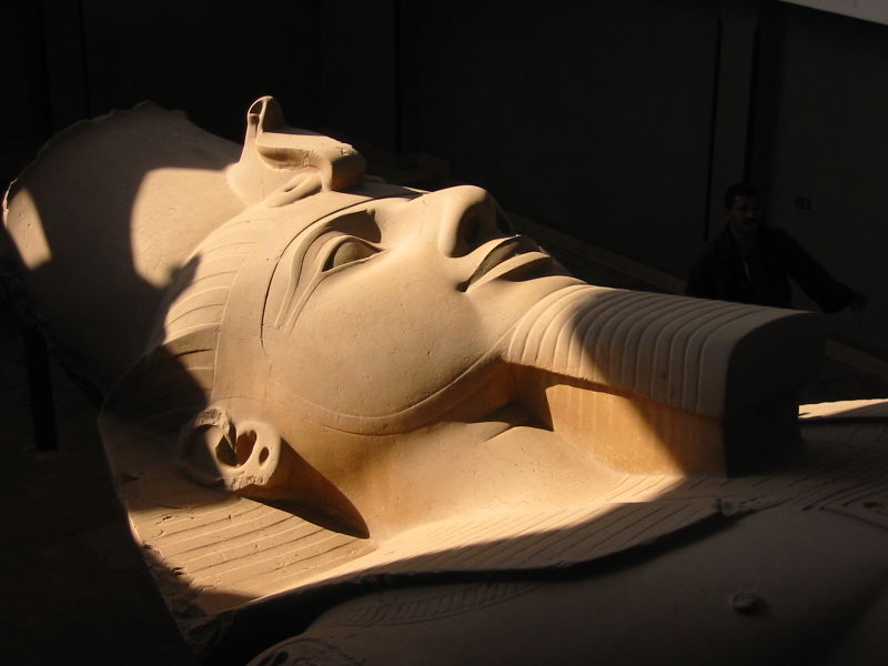 رمسيس الثاني Kolosstatue_Ramses_II_Memphis