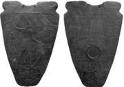  الحضارة الفرعونية 180px-NarmerPalette_ROM-gamma