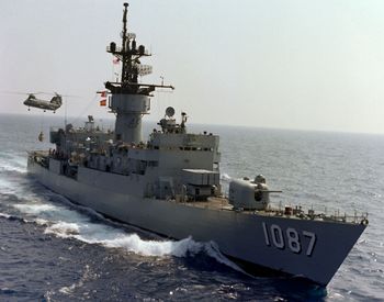 البحرية المصرية )1( 350px-USS_Kirk_(FF-1087)_UNREP