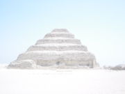 هرم سقارة المدرج 180px-Pyramid_of_djozer_01