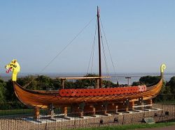 الأنجلوساكسون  في بريطانيا  250px-Viking_Longboat_%27Hugin%27%2C_Ramsgate_-_geograph.org.uk_-_653079