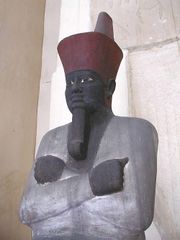  الحضارة الفرعونية 180px-Mentuhotep_Seated_edit