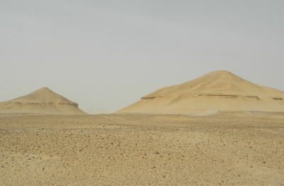 هرم مختفي يفوق أهرامات الجيزة، مقال 400px-Abu-sidhum-large-mounds-long-lost-pyramids-found-715-670x440