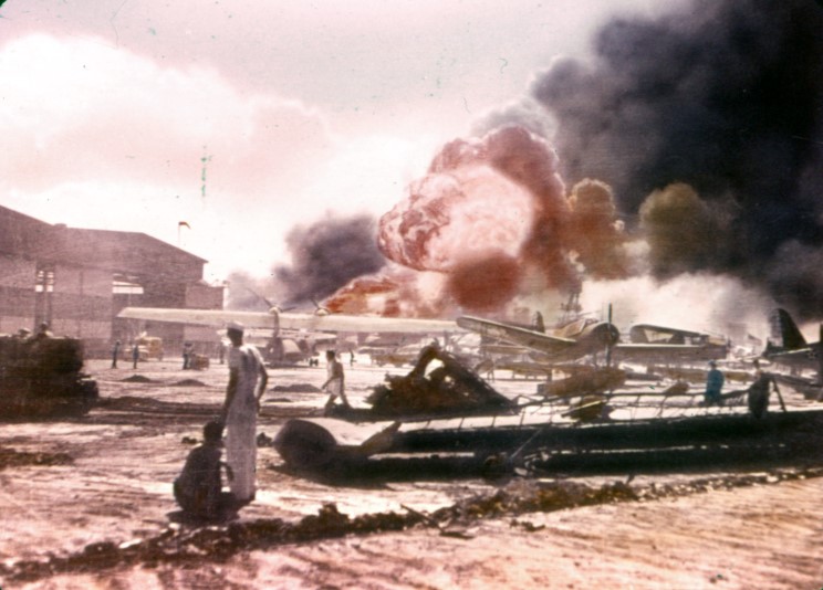 Fotografías a color del ataque a Pearl Harbor 04_uss_shaw