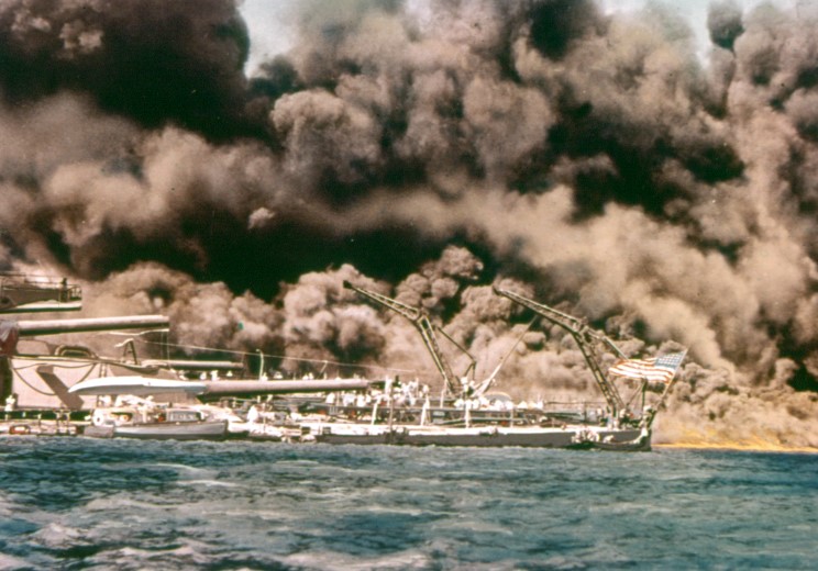 Fotografías a color del ataque a Pearl Harbor 05_west_virginia_and_tennessee