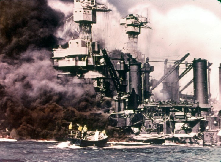 Fotografías a color del ataque a Pearl Harbor 07_uss_west_virginia_uss_tennesse