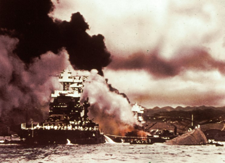 Fotografías a color del ataque a Pearl Harbor 08_maryland_and_oklahoma