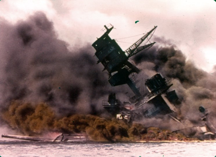 Fotografías a color del ataque a Pearl Harbor 09_uss_arizona