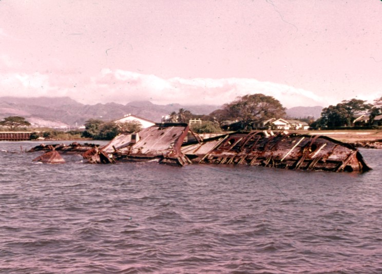 Fotografías a color del ataque a Pearl Harbor 14_uss_utah