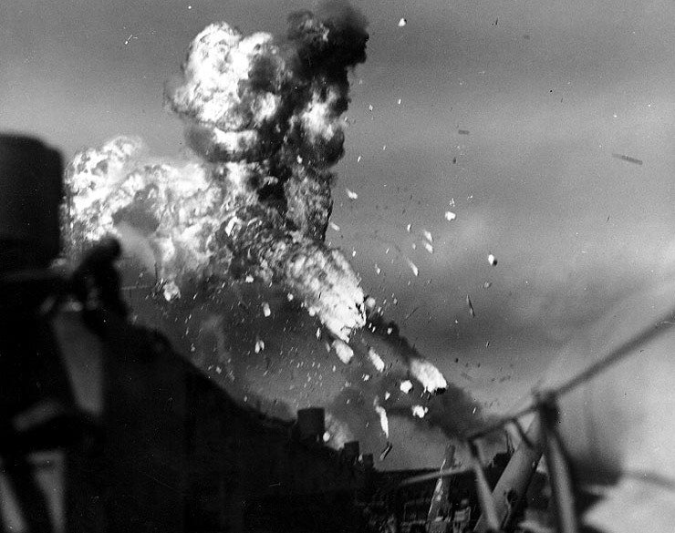 Les attaques suicides kamikazes contre la flotte américaines Uss_intrepid_cv_11_nov_25_1944