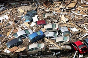 الأعاصير Hurricane-damage-cars-4