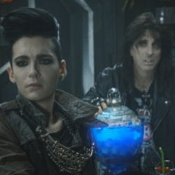 Bill Kaulitz, de Tokio Hotel, gana la partida al rockero Alice Cooper en un nuevo spot de Saturn Saturn