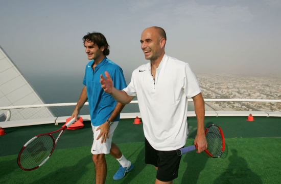 Dubai Qyteti i fantazise! - Faqe 2 Burj-al-arab-tennis-helipad-roger-federer-andre-agassi