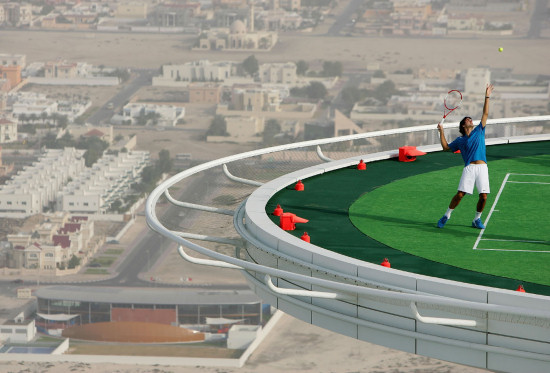 الساحر روجر فيدرر  Burj-al-arab-tennis-helipad-roger-federer