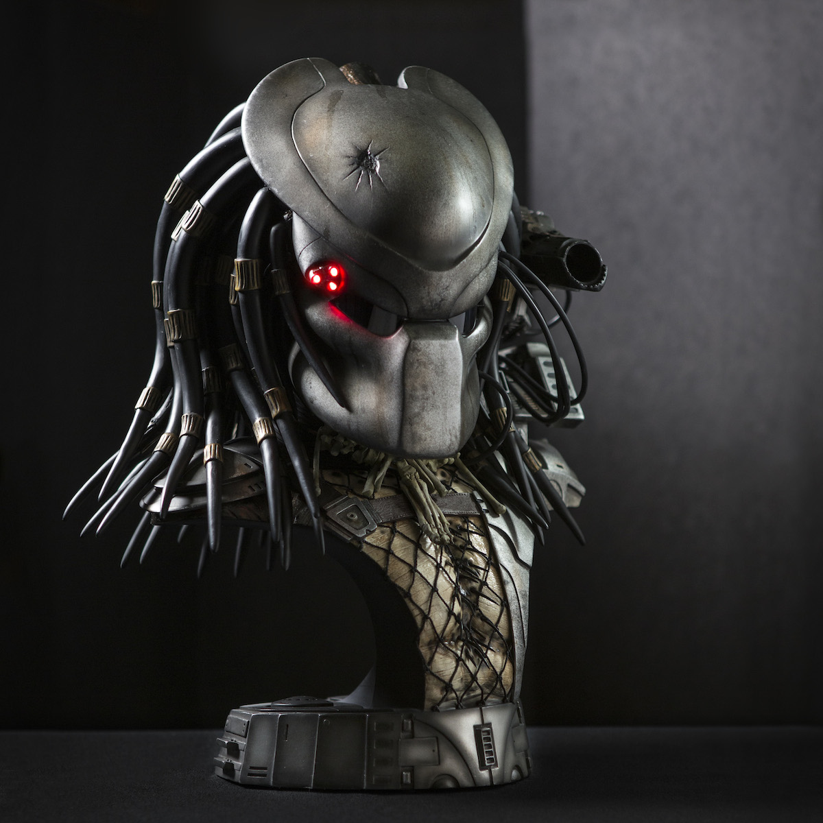 PREDATOR:  MASKED HUNTER Legendary scale bust  Sideshow_masked%20hunter1