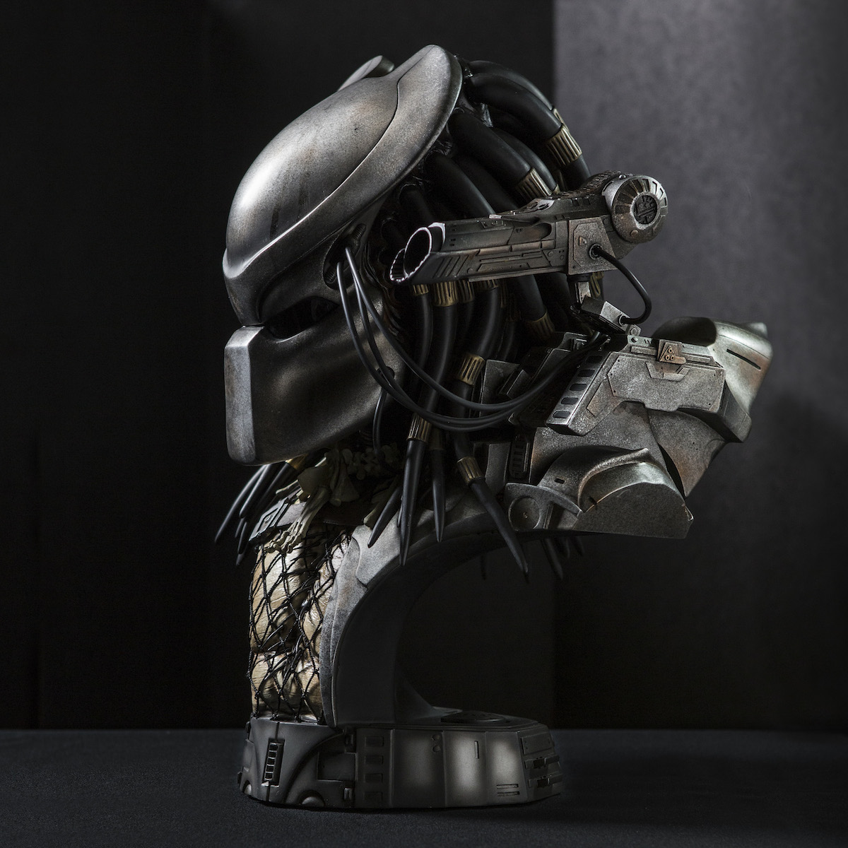 PREDATOR:  MASKED HUNTER Legendary scale bust  Sideshow_masked%20hunter2