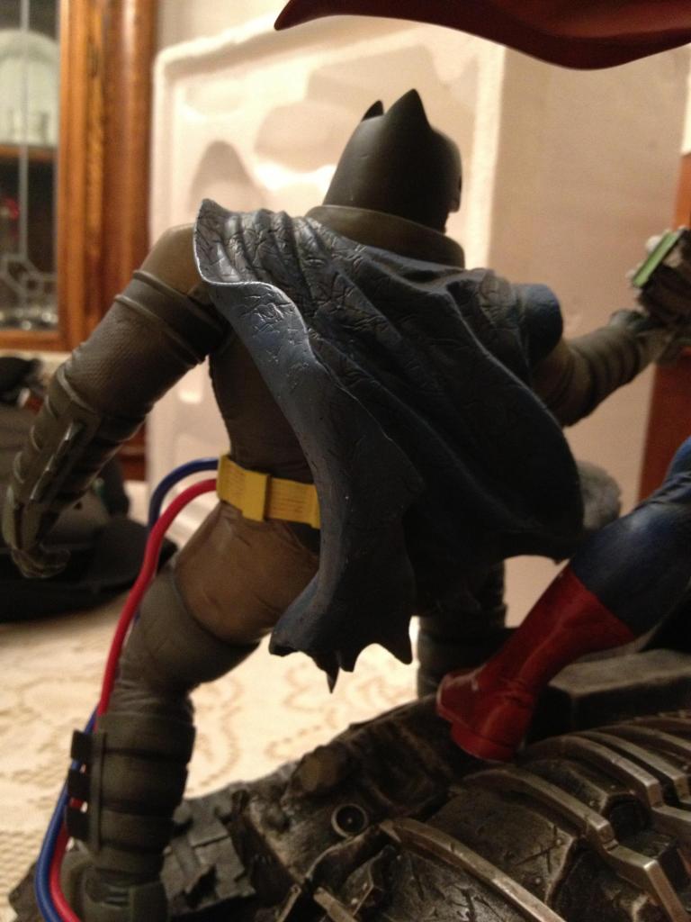 THE DARK KNIGHT RETURNS - Superman VS Batman Statue  3