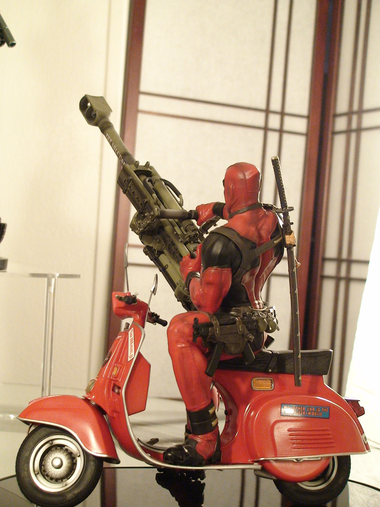 DEADPOOL ON VESPA STATUE GENTLE GIANT  - Page 2 12