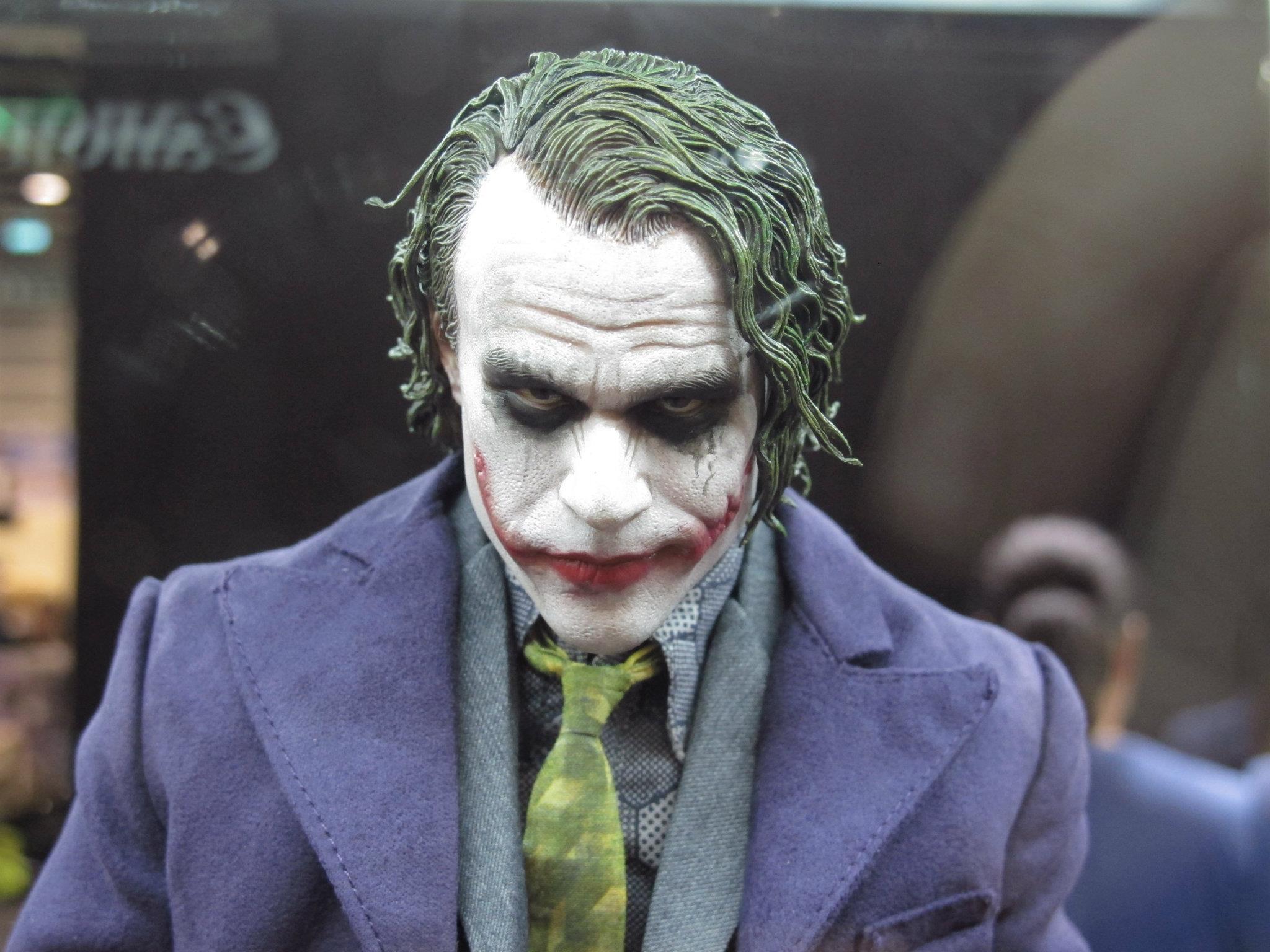 JOKER HEATH LEDGER : ENTERBAY - 1/4 SCALE - Page 2 Prod2