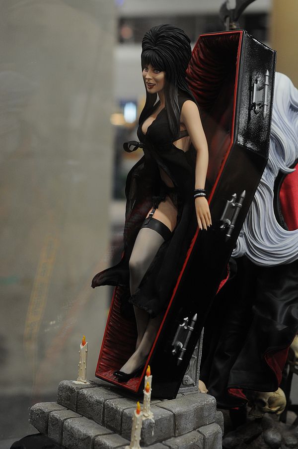 ELVIRA IN COFFIN  Premium Format - Page 2 Sdcc2012_sideshow_miscbig_12