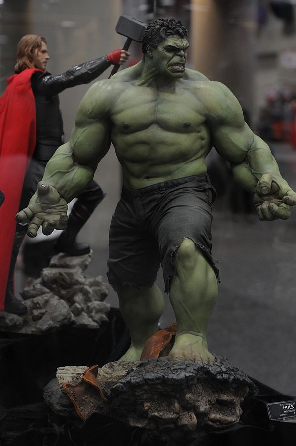 HULK "AVENGERS MOVIE" Maquette - Page 3 Sdcc2012_sideshow_marvel_10