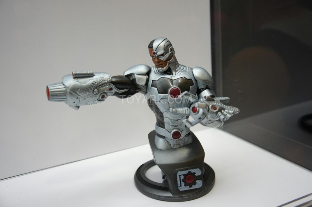 NEWS DC COLLECTIBLES : BUSTES - Page 3 Dc-direct-sdcc-2012-71-1024x680