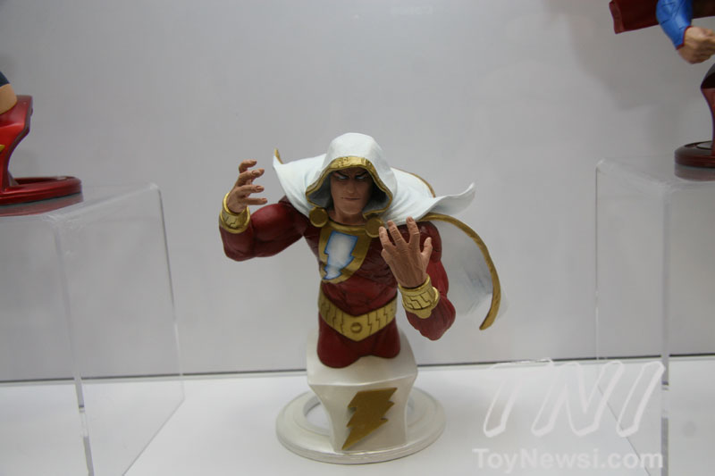 NEWS DC COLLECTIBLES : BUSTES - Page 3 Dc-direct-sdcc-2012-88