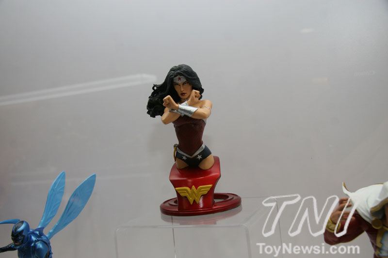 NEWS DC COLLECTIBLES : BUSTES - Page 3 Dc-direct-sdcc-2012-90