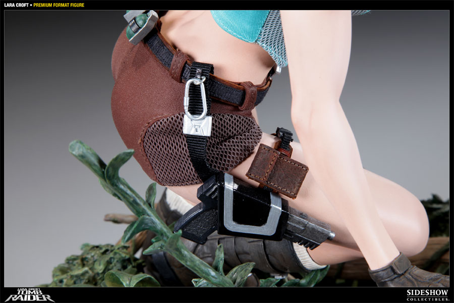 LARA CROFT ' tomb rider '  Premium format Lara-Croft-Tomb-Raider-Premium-Format-Figure-Sideshow-08