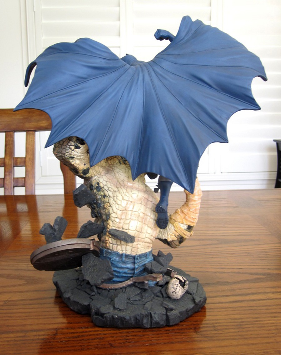 BATMAN VS KILLER CROC STATUE - DC CLASSIC CONFRONTATIONS - PICS! Batman_vs_killer_croc_statue_DC_direct4_