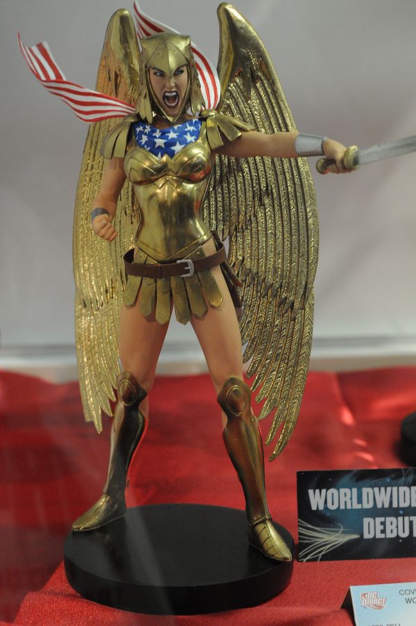 Photos SDDC 2010 DC direct Sdcc2010_cover_statue_wonder_woman_hugues