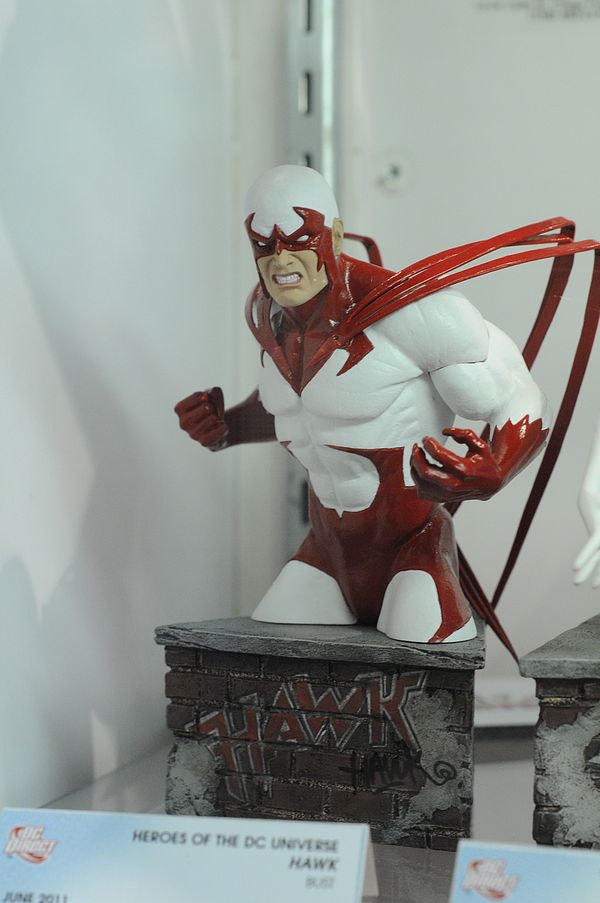 HEROES OF THE  DC UNIVERSE : HAWK Sdcc2010_hawk_bust