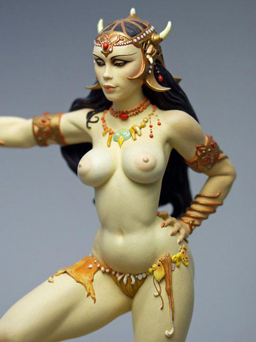 FRAZETTA'S GHOUL QUEEN  Ghoul_queeen_statue_02