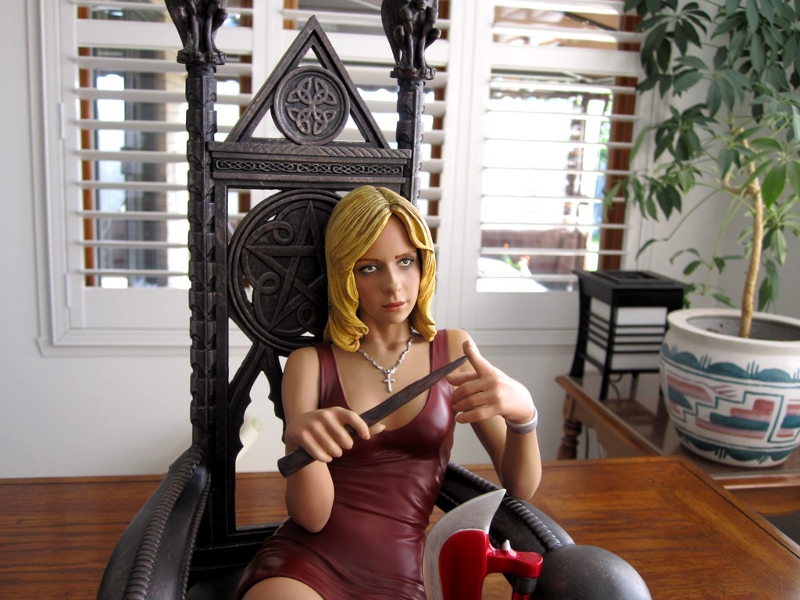 BUFFY: THE THRONE OF THE SLAYER statue - Page 2 Buffy_the_vampire_slayer_maquette_exclusive_Throne_of_the_Slayer_Statue_sideshow_3