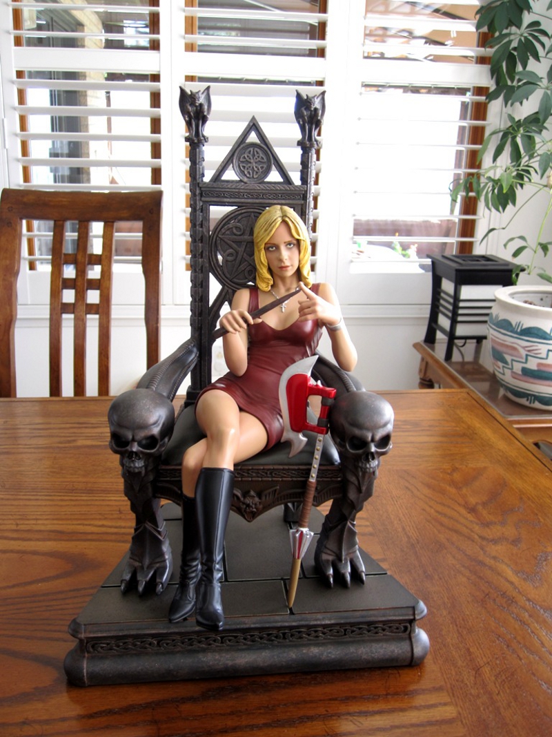 BUFFY: THE THRONE OF THE SLAYER statue - Page 2 Buffy_the_vampire_slayer_maquette_exclusive_Throne_of_the_Slayer_Statue_sideshow_6