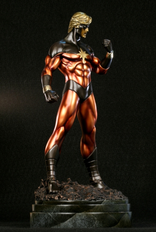 Statue CAPTAIN MARVEL "classic" (Faux Bronze) Captain_Marvel_FB2