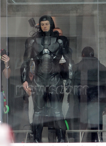 ROBOCOP le Remake - Page 2 Robocop-nouvelle-armure-reboot-tournage_1_