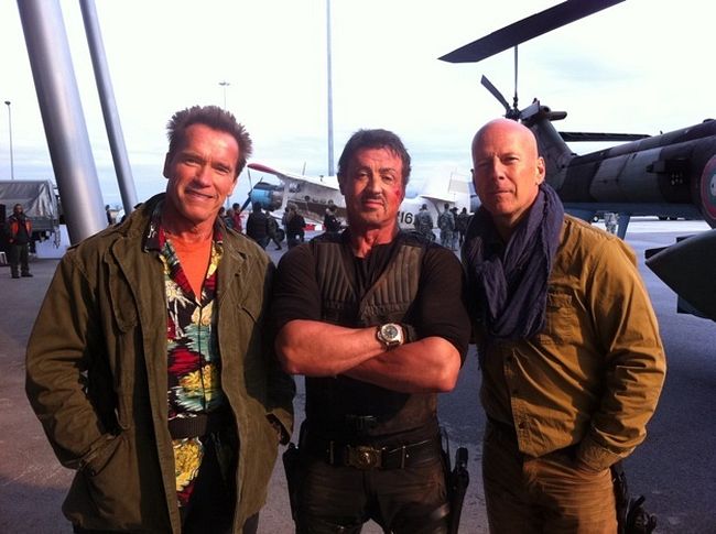 NEWSl - Page 35 The_Expendables_2_Stallone_Schwarzenegger_et_Willis_sur_une_meme_photo_1_1_