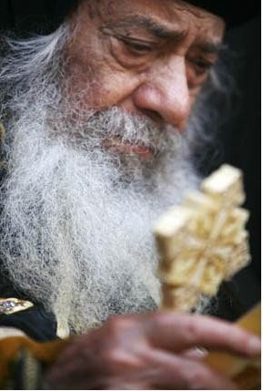 الايمان انواعه ونتائجه لقداسة البابا شنوده Pope_shenouda_cross