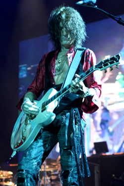 [Quizz] Etalage de culture (voir Part one) - Part three - Page 13 Aerosmith-joe-perry